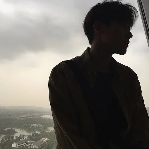 褚山巧伊